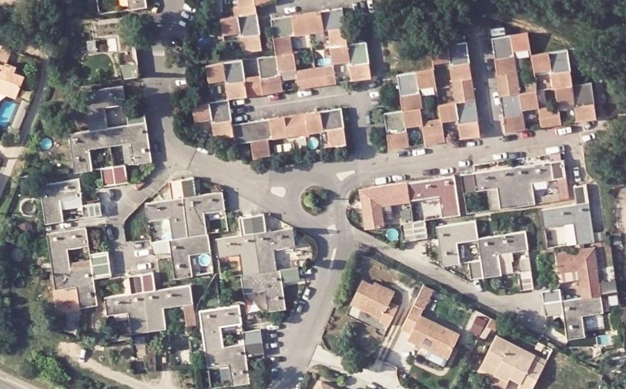Vue aérienne du Rond-point anonyme n°162143521