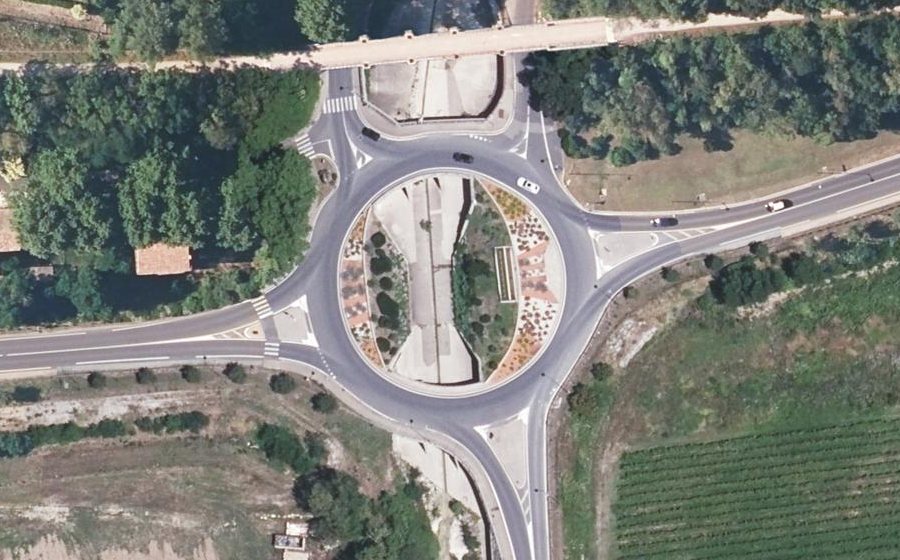 Vue aérienne du Rond-point anonyme n°162152737
