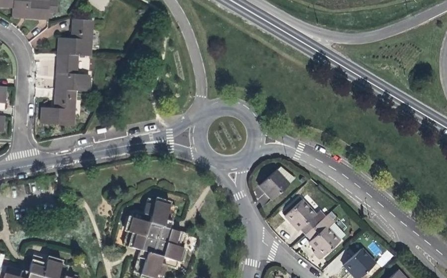 Vue aérienne du Rond-point anonyme n°162243299
