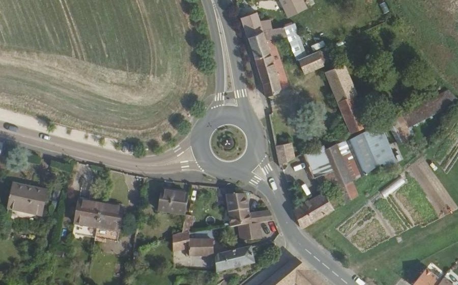 Vue aérienne du Rond-point anonyme n°162276598