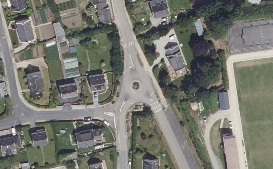 Vue aérienne du Rond-point anonyme n°162352532