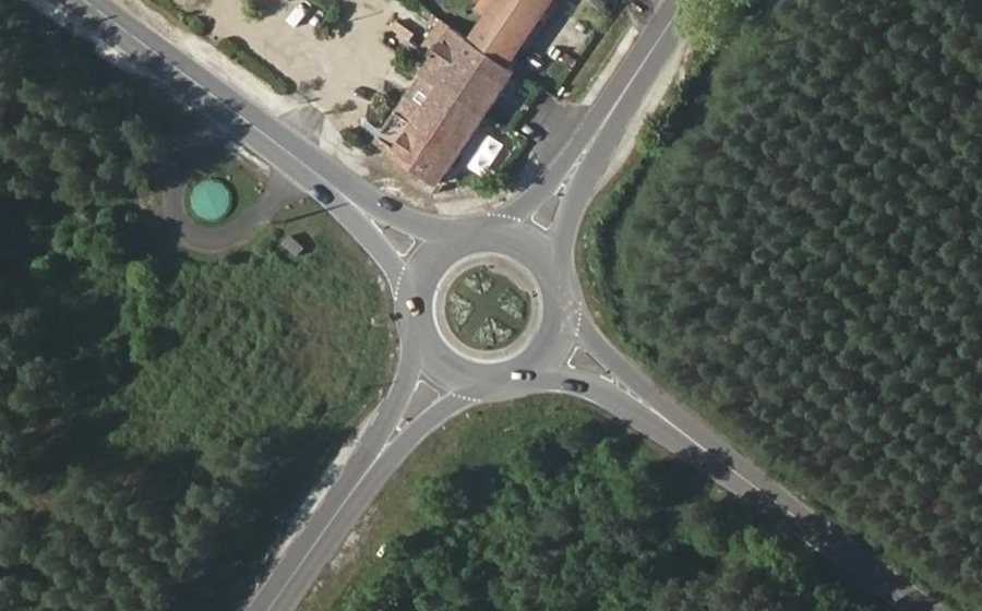 Vue aérienne du Rond-point anonyme n°162367394