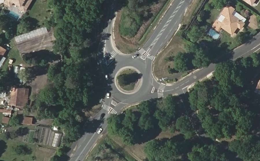 Vue aérienne du Rond-point anonyme n°162368717