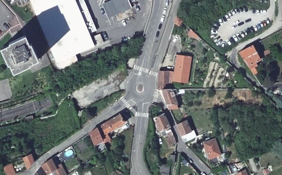Vue aérienne du Rond-point anonyme n°162382684