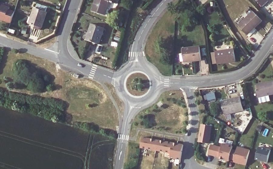 Vue aérienne du Rond-point anonyme n°162382742