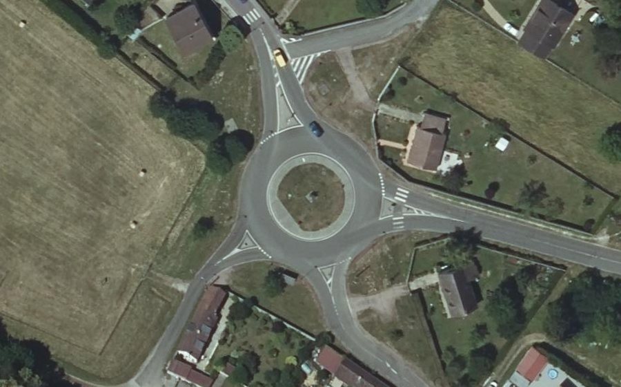 Vue aérienne du Rond-point anonyme n°162382743