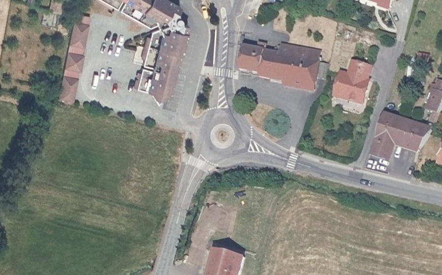 Vue aérienne du Rond-point anonyme n°162393096