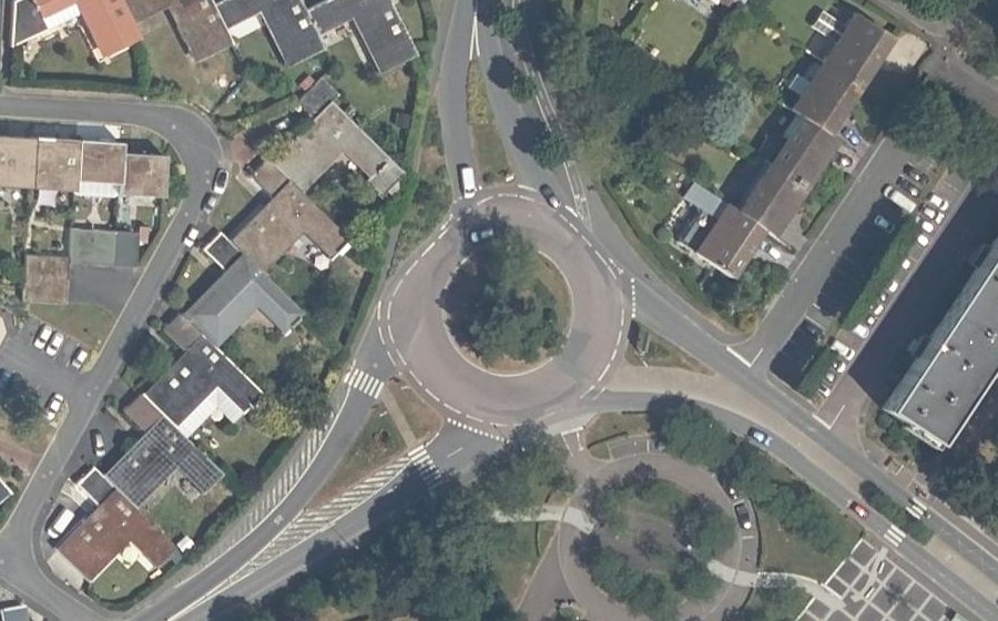 Vue aérienne du Rond-point anonyme n°162428429