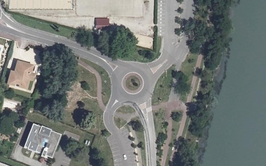 Vue aérienne du Rond-point anonyme n°162533693