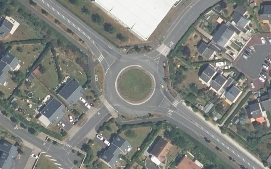 Vue aérienne du Rond-point anonyme n°162549351