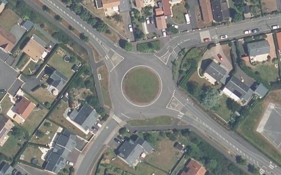 Vue aérienne du Rond-point anonyme n°162549364