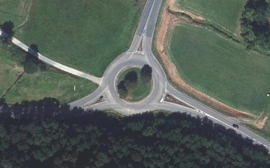 Vue aérienne du Rond-point anonyme n°162568913