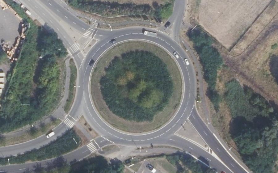 Vue aérienne du Rond-point anonyme n°162586572