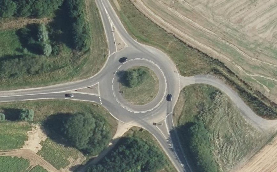 Vue aérienne du Rond-point anonyme n°162587128