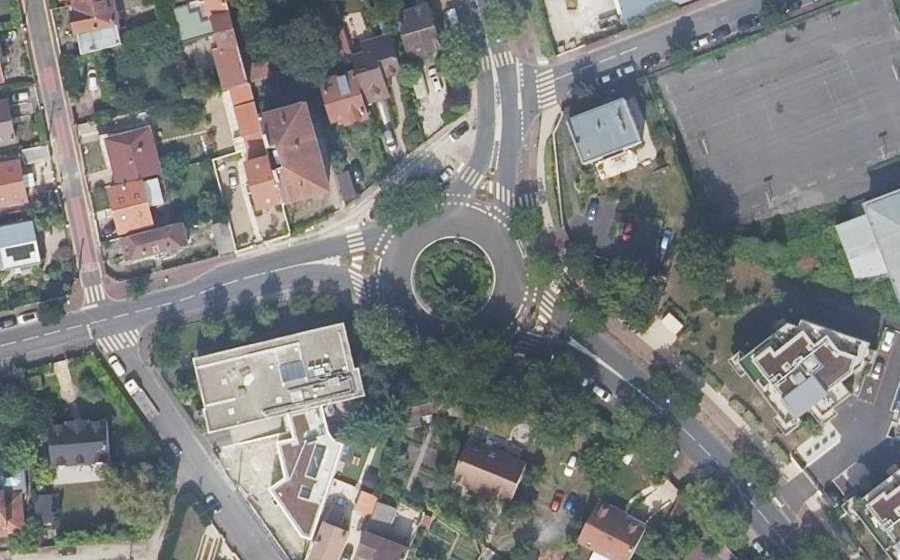 Vue aérienne du Rond-point anonyme n°162588434