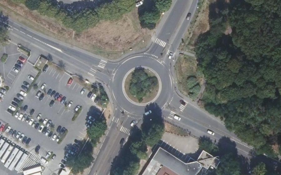 Vue aérienne du Rond-point anonyme n°162591669