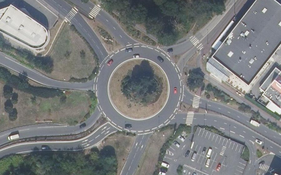 Vue aérienne du Rond-point anonyme n°162594330