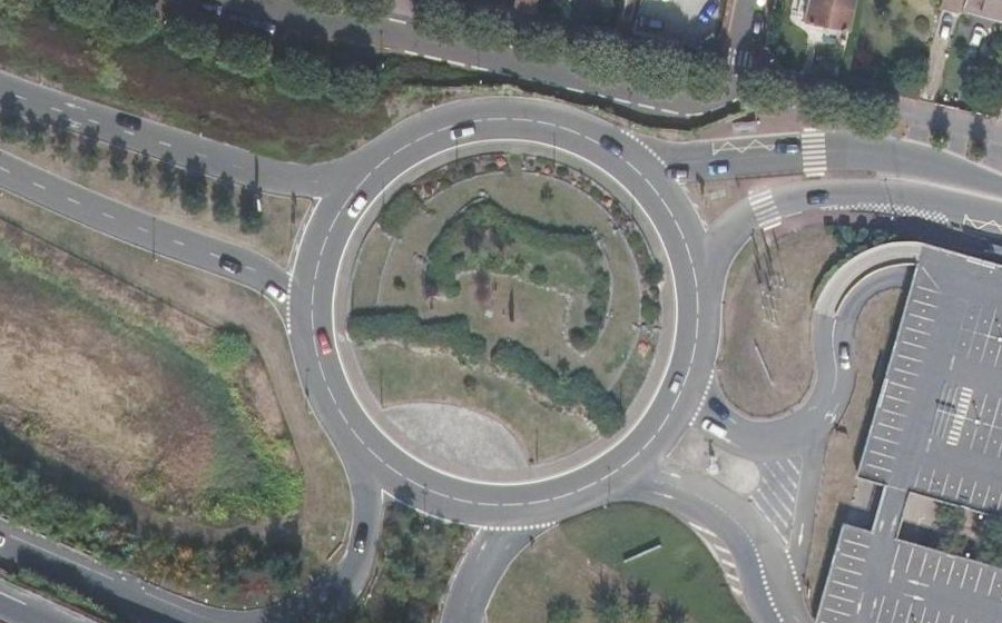 Vue aérienne du Rond-point anonyme n°162594334