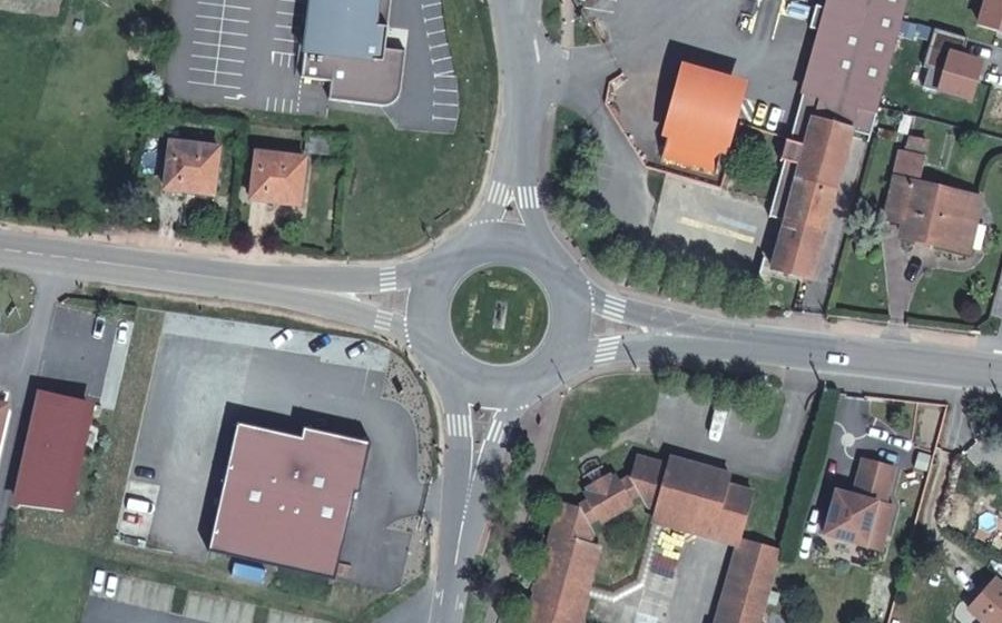 Vue aérienne du Rond-point anonyme n°162607193