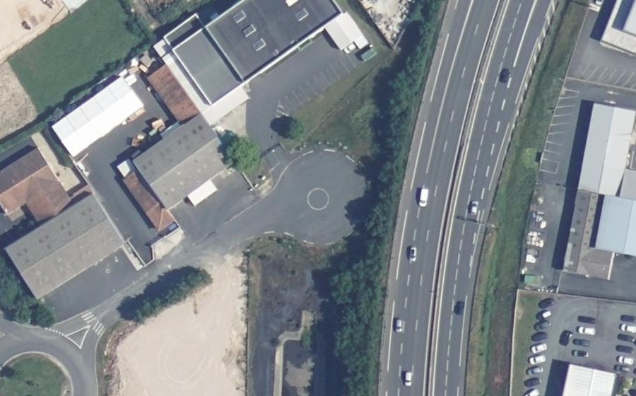 Vue aérienne du Rond-point anonyme n°162698614