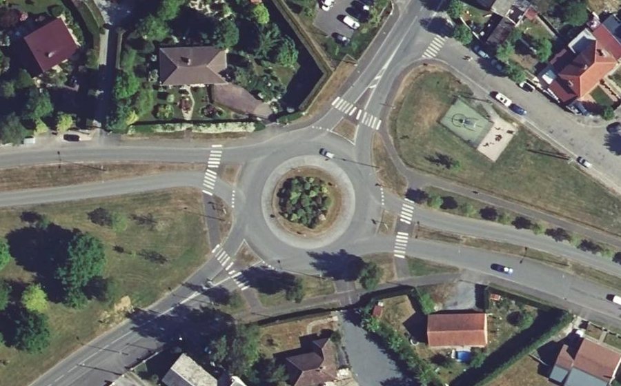 Vue aérienne du Rond-point anonyme n°162703534