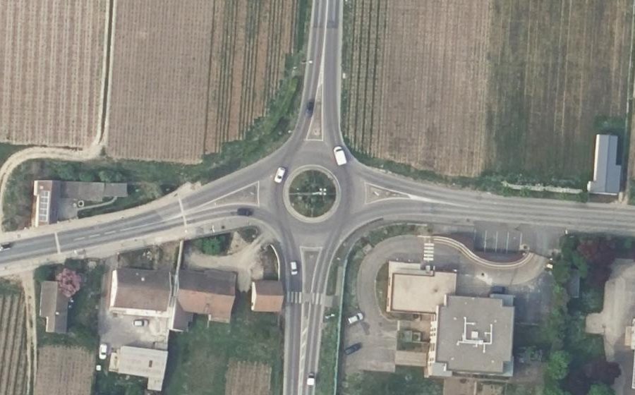 Vue aérienne du Rond-point anonyme n°162703538