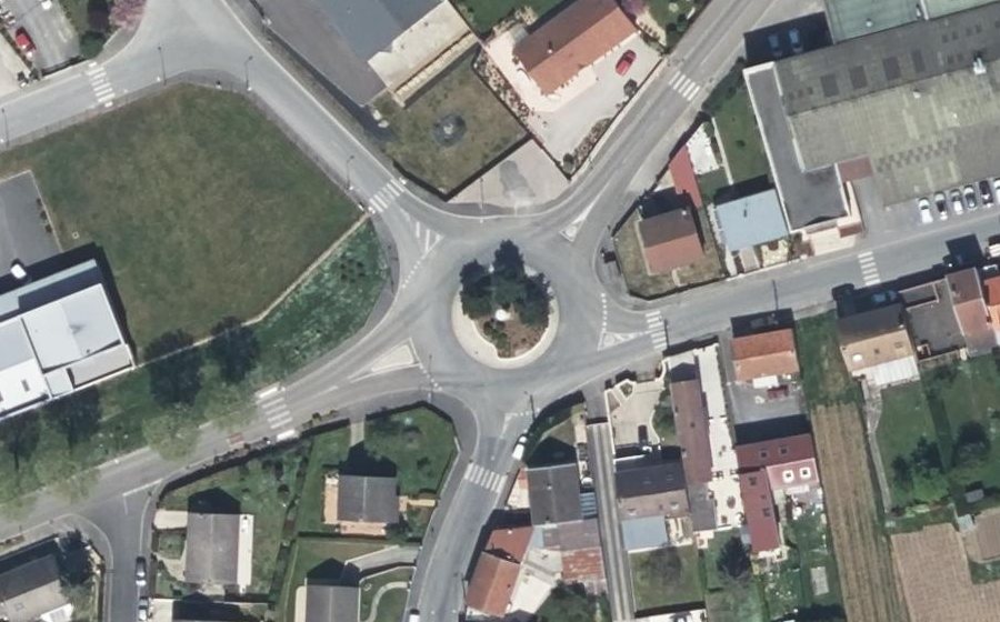 Vue aérienne du Rond-point anonyme n°162705614