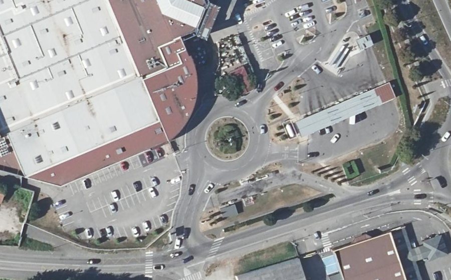 Vue aérienne du Rond-point anonyme n°162720316