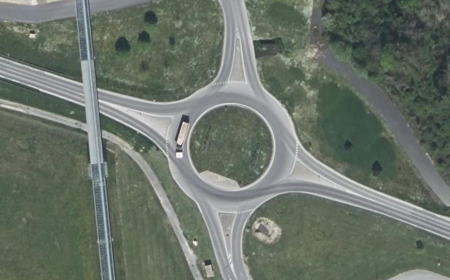 Vue aérienne du Rond-point anonyme n°162764098