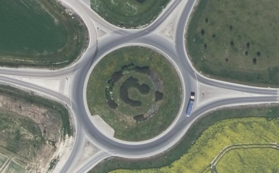 Vue aérienne du Rond-point anonyme n°162764110