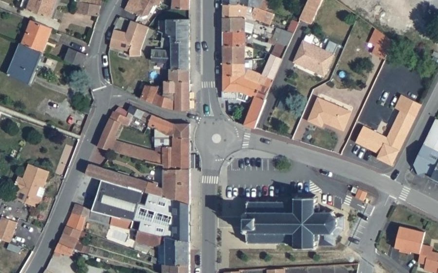 Vue aérienne du Rond-point anonyme n°162782576