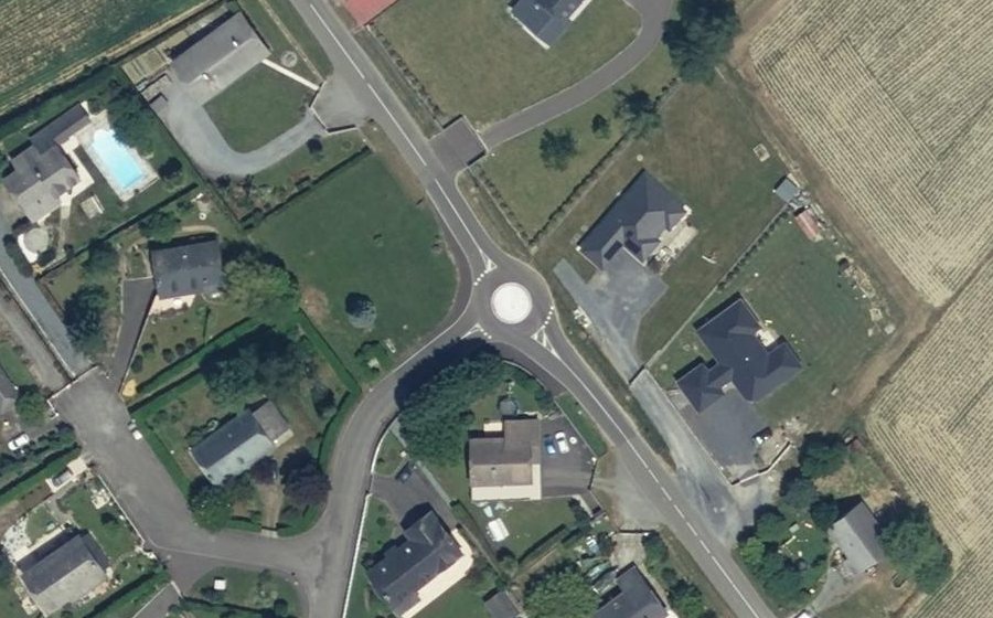 Vue aérienne du Rond-point anonyme n°162855545