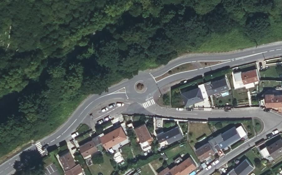 Vue aérienne du Rond-point anonyme n°162863485