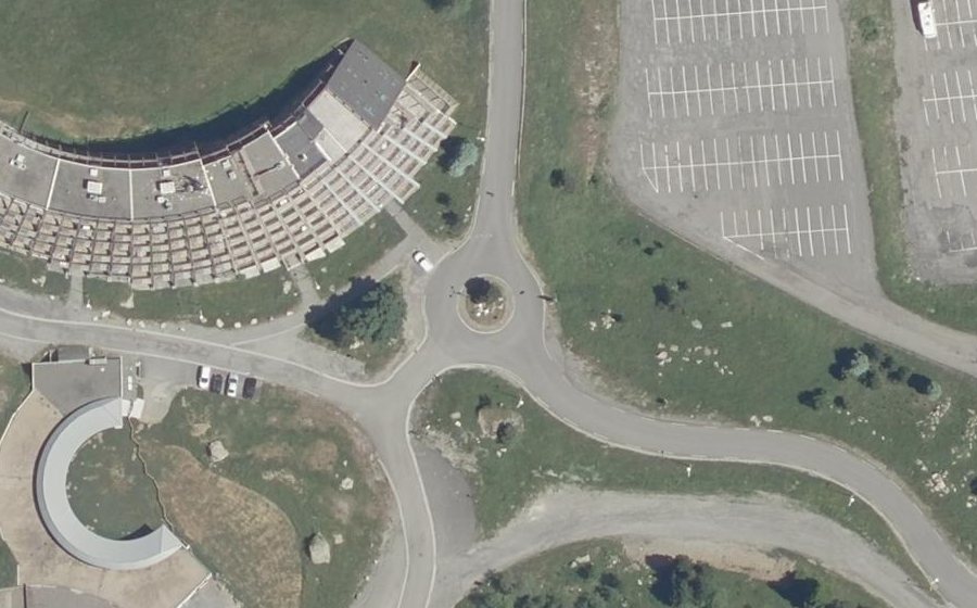 Vue aérienne du Rond-point anonyme n°162863633