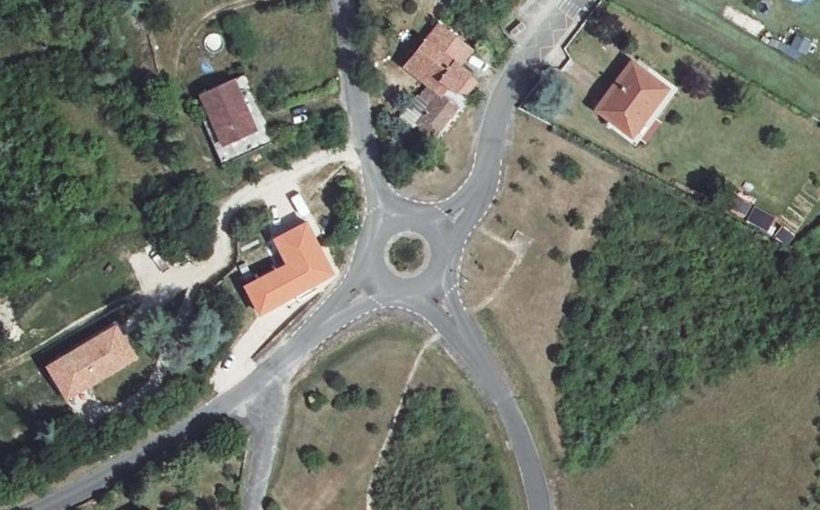 Vue aérienne du Rond-point anonyme n°162874177