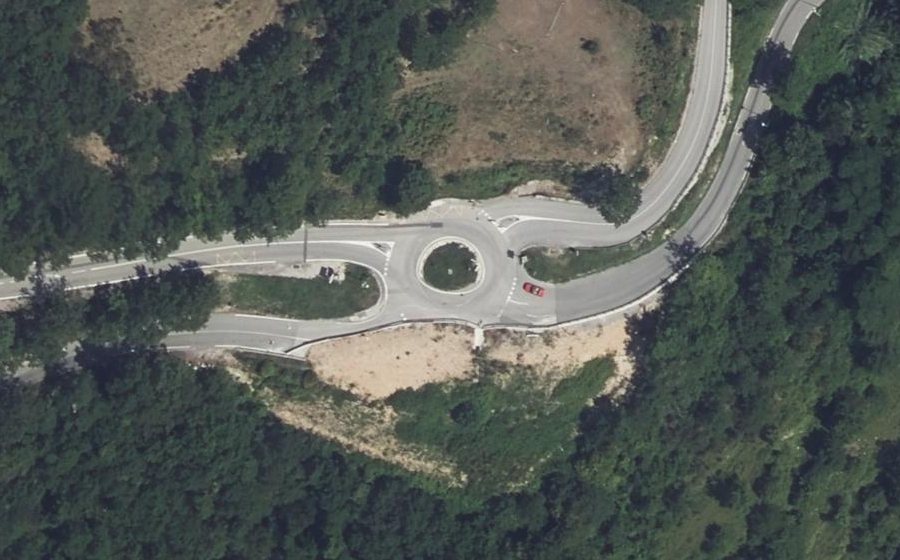 Vue aérienne du Rond-point anonyme n°162882656