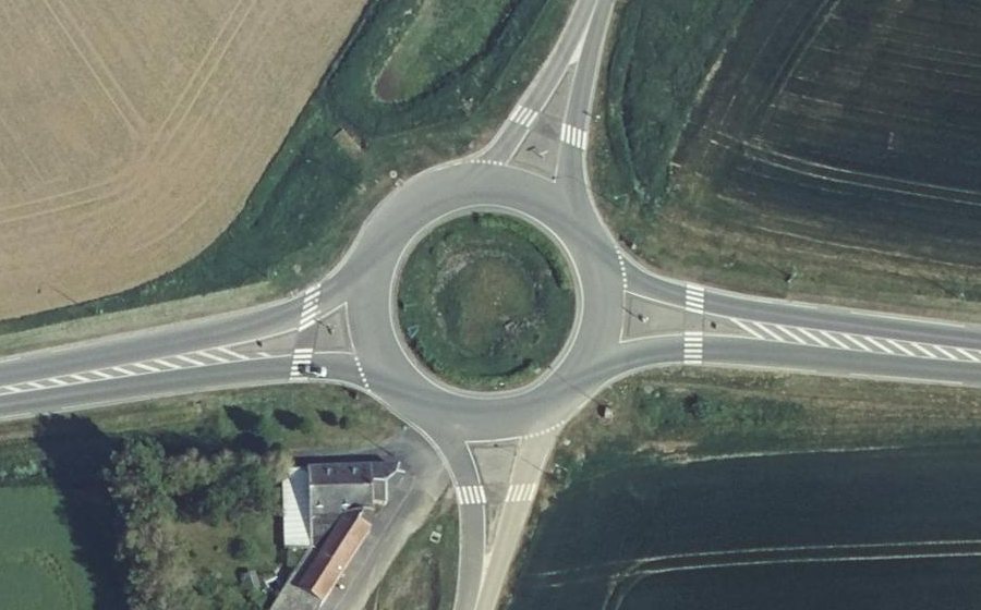 Vue aérienne du Rond-point anonyme n°162947692