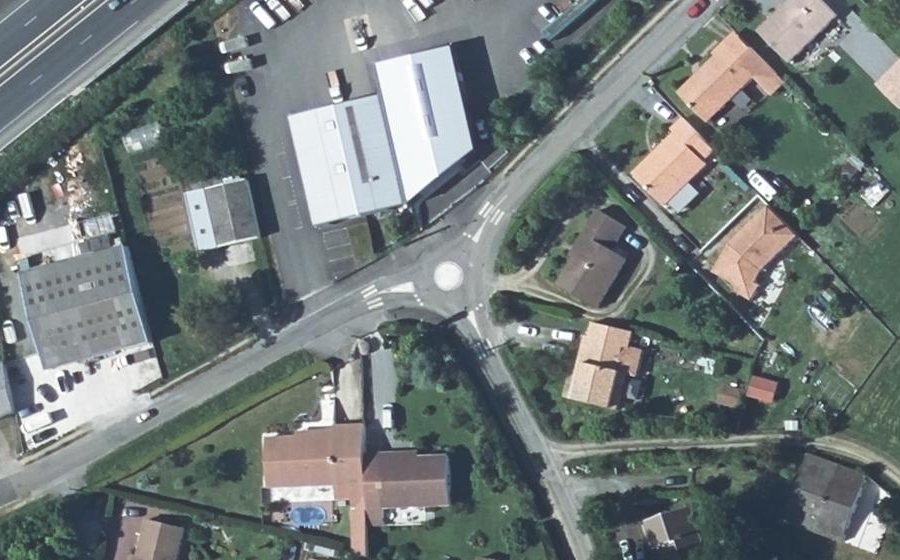 Vue aérienne du Rond-point anonyme n°162967602