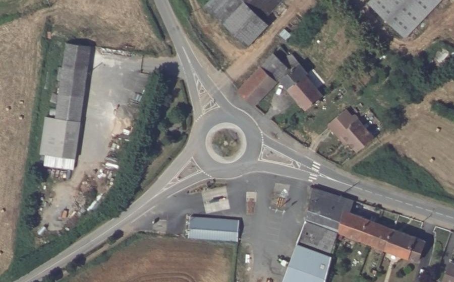 Vue aérienne du Rond-point anonyme n°162975999