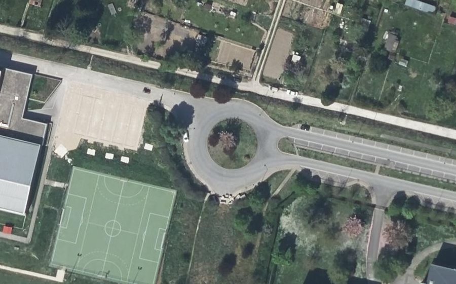 Vue aérienne du Rond-point anonyme n°162993491