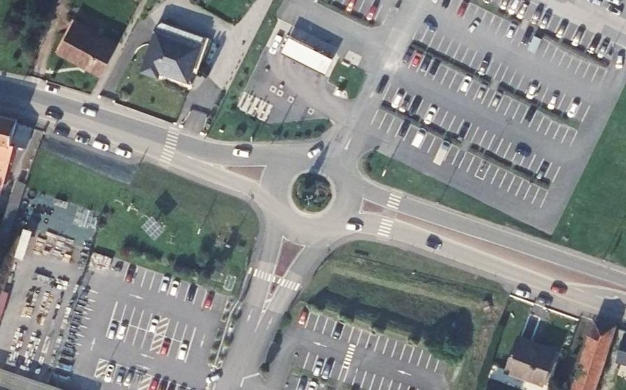 Vue aérienne du Rond-point anonyme n°163064415
