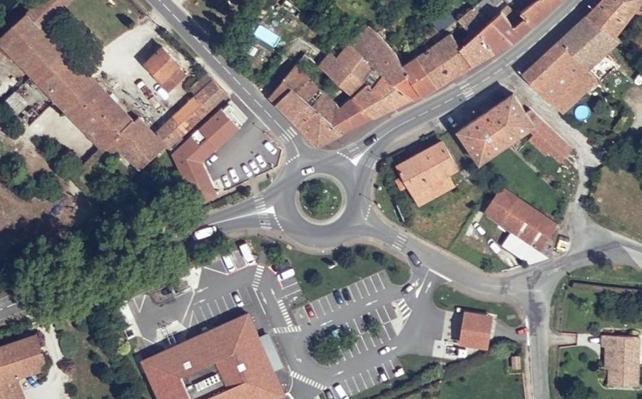 Vue aérienne du Rond-point anonyme n°163066653