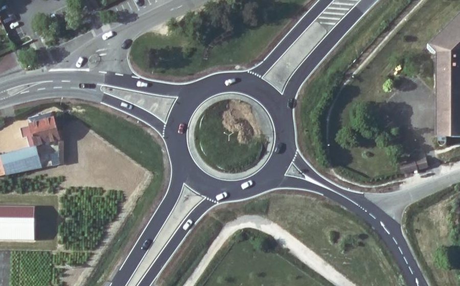 Vue aérienne du Rond-point anonyme n°16310545