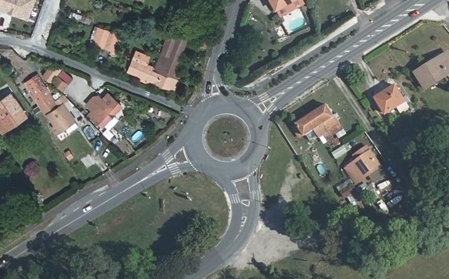 Vue aérienne du Rond-point anonyme n°163106854
