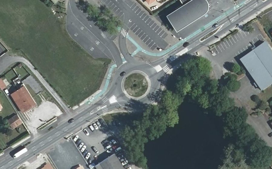 Vue aérienne du Rond-point anonyme n°163106855