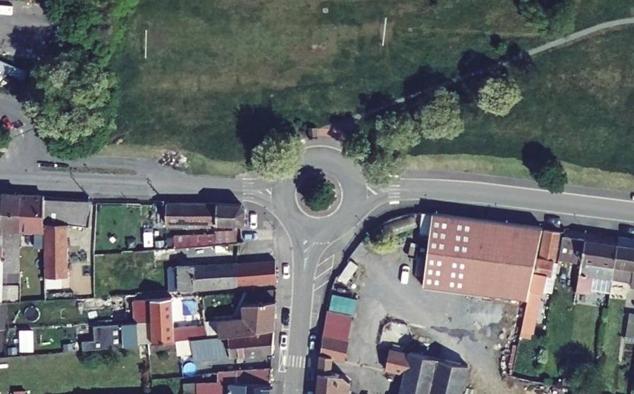 Vue aérienne du Rond-point anonyme n°163107265