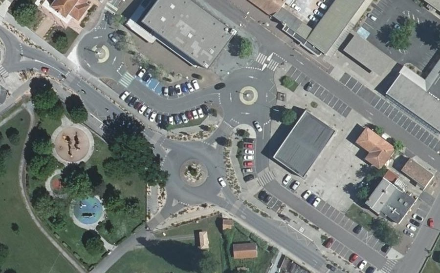 Vue aérienne du Rond-point anonyme n°163111701