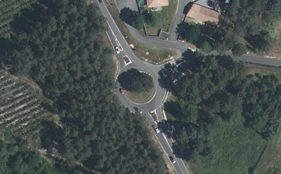 Vue aérienne du Rond-point anonyme n°163126087