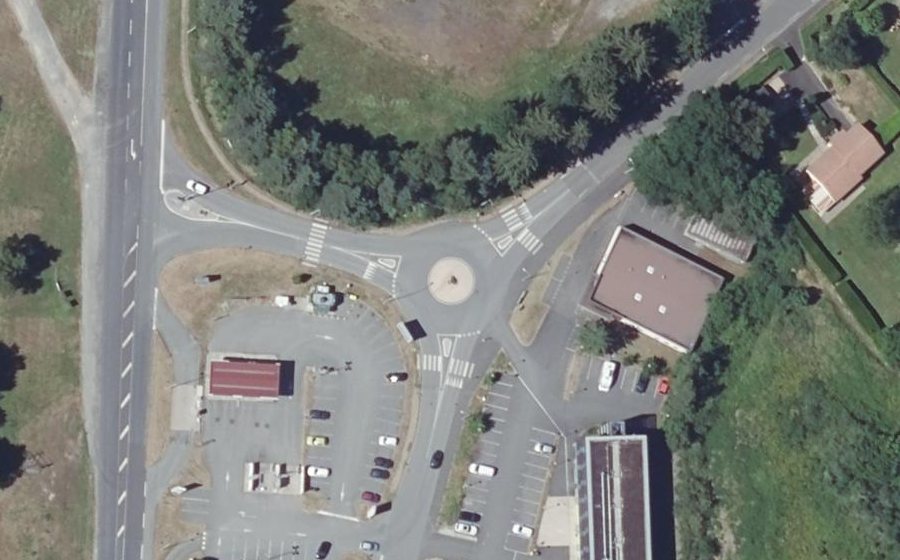 Vue aérienne du Rond-point anonyme n°163131344