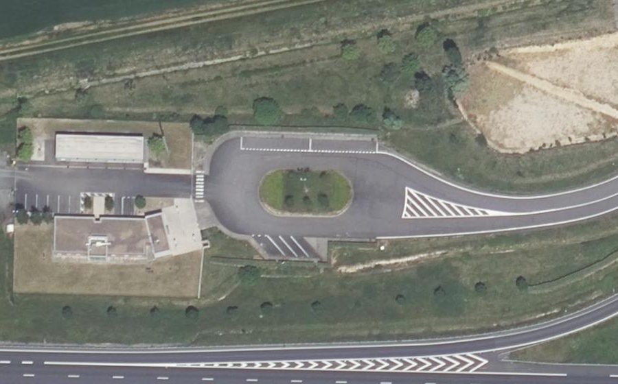 Vue aérienne du Rond-point anonyme n°163135621